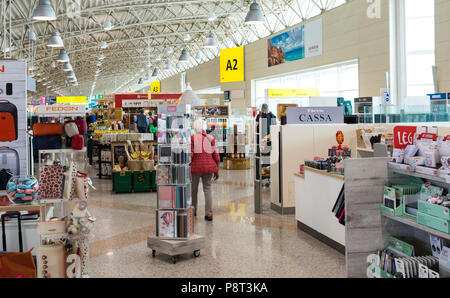 Olbia, Italien, 14. April 2018: Leute einkaufen im Olbia airpoert Tax free shop auf der Insel Sardinien, tis ist einer der drei Flughäfen von Sardinien Stockfoto