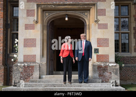 Premierminister Theresa May begrüßt uns Präsident Donald Trump vor der Haustür in Chequers, nachdem er für Gespräche, die auf ihr Land Residence in Buckinghamshire angekommen. Stockfoto