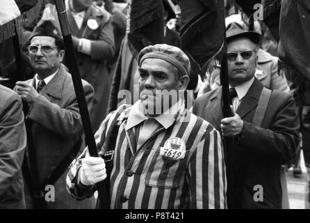 Internationalen Widerstandskämpfer und Verfolgte des NS-Regimes, einige als Insassen von Konzentrationslagern gekleidet, demonstrierten gegen die Verjährung von NS-Verbrechen in Straßburg am 21. April 1979. | Verwendung weltweit Stockfoto