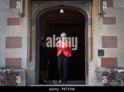 Premierminister Theresa May aus US-Präsident Donald Trump vor der Haustür in Chequers zu grüßen, nach seiner Ankunft für Gespräche, die auf ihr Land Wohnsitz in Buckinghamshire. Stockfoto