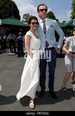 Damien Lewis und Helen McCrory ankommen am Tag elf der Wimbledon Championships in der All England Lawn Tennis und Croquet Club, Wimbledon. Stockfoto