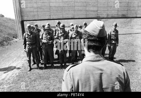 Alltag der Rekruten der Bundeswehr in der Kaserne in Hemer am 26. Mai 1976. | Verwendung weltweit Stockfoto