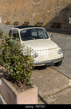 Schönes, altes weißes Auto in den Straßen von alghereo auf der italienischen Insel Sardinien geparkt Stockfoto