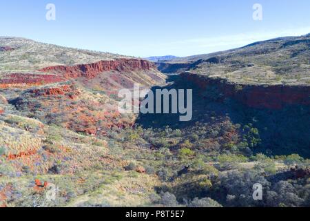 Great Northern Highway durch Munjini Osten Schlucht, Pilbara im Nordwesten von Australien | Verwendung weltweit Stockfoto