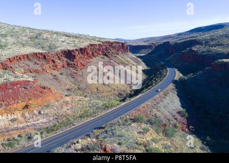 Great Northern Highway durch Munjini Osten Schlucht, Pilbara im Nordwesten von Australien | Verwendung weltweit Stockfoto