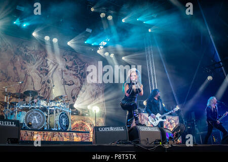 Schwedische metal band 'Arch Enemy' auf der Bühne des 2018 Copenhell Metal Festival in Kopenhagen, Dänemark. In der Vorderen Sänger Alissa White-Gluz. Stockfoto