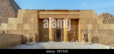 Der Totentempel der Cheops-Pyramide in Gizeh Pyramide komplexe aufschlussreich Teil der Cheops-pyramide im Hintergrund, Giza, Kairo, Ägypten Stockfoto