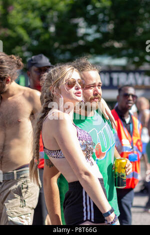 Zwei Menschen mit ihren Armen um jedes andere genießen die Festlichkeiten an St. Paul's Karneval, Bristol Stockfoto