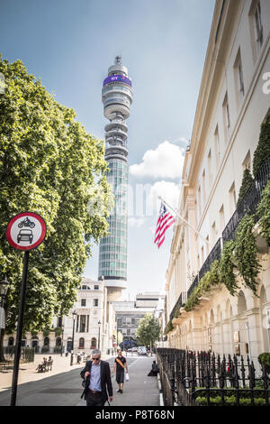 Der BT Tower von Fitzroy Square-a Communications Tower in London. War vorher bekannt als die GPO-Turm, der Post und der Telecom Tower. Stockfoto