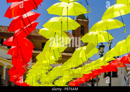 bunte dekorative Sonnenschirme hängen von der Decke Stockfoto, Bild