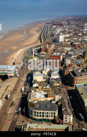 Großbritannien, England, Lancashire, Blackpool, Promenade, Erhöhte Ansicht nördlich der Küste, Kriegerdenkmal und Metropole Hotel in Richtung Fleetwood von oben Bla Stockfoto