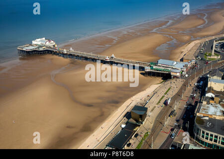 Großbritannien, England, Lancashire, Blackpool, Promenade, Erhöhte Ansicht North Pier und Strand von oben am Blackpool Tower Stockfoto