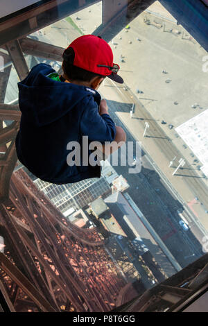 Großbritannien, England, Lancashire, Blackpool, Blackpool Tower Auge, Kind saß auf gläsernen Verbindungsgang 500 Fuß über dem Pflaster Stockfoto