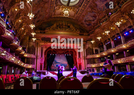 Großbritannien, England, Lancashire, Blackpool, Blackpool Tower Ballsaal, Tänzerinnen und Tänzer in reich verzierten Innenraum Stockfoto