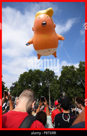 PABest ein Baby Trump' Ballon steigt nach im Londoner Parlament Platz aufgeblasen wird, als Teil der Proteste gegen den Besuch von US-Präsident Donald Trump nach Großbritannien. Stockfoto