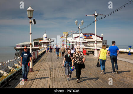 Großbritannien, England, Lancashire, Blackpool North Pier, Besucher zu Fuß auf der Promenade von Sonnenschein Stockfoto