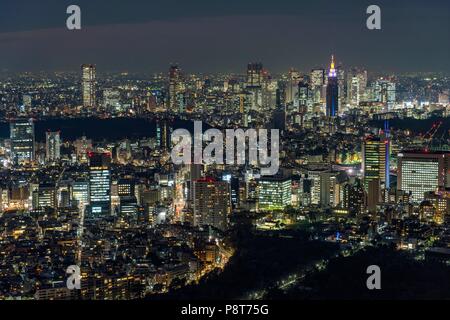 Japan: Tokio bei Nacht, Richtung Shinjuku von Roppongi Hills Mori Tower gesehen. Foto vom 21. Dezember 2017. | Verwendung weltweit Stockfoto