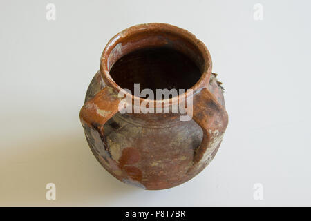 Antike handgefertigte Keramik Vase mit zwei Griffen auf weißem Hintergrund, das benutzte Wasser oder Wein zu bringen. Stockfoto