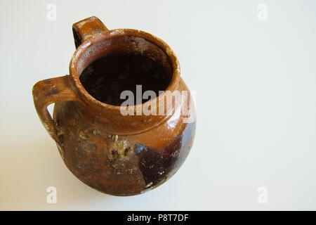 Antike handgefertigte Keramik Vase mit zwei Griffen auf weißem Hintergrund, das benutzte Wasser oder Wein zu bringen. Stockfoto