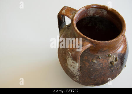 Antike handgefertigte Keramik Vase mit zwei Griffen auf weißem Hintergrund, das benutzte Wasser oder Wein zu bringen. Stockfoto