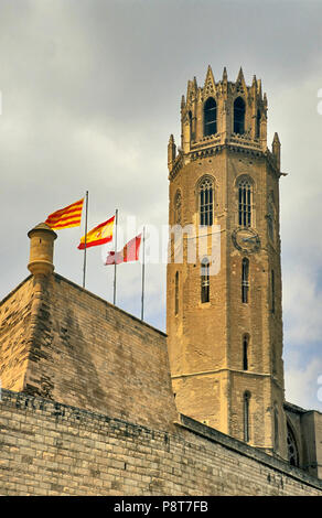 Turm der Kathedrale La Seu Vella, Azuda Festungsmauer in Lleida, Lerida, Katalonien, Spanien Stockfoto