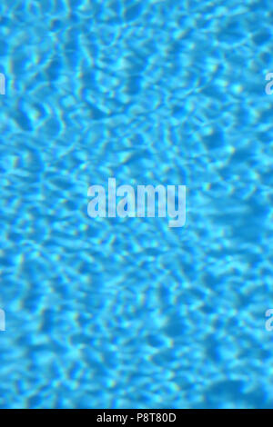 Diffuse Aussehen der Blau klares Wasser im Schwimmbad, unscharfes blaues Wasser Hintergrund Stockfoto