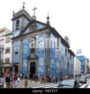 Kapelle der Seelen (Capela das Almas) in der Rua de Santa Catarina, einer der wichtigsten Einkaufsstraßen von Oporto, Portugal Stockfoto