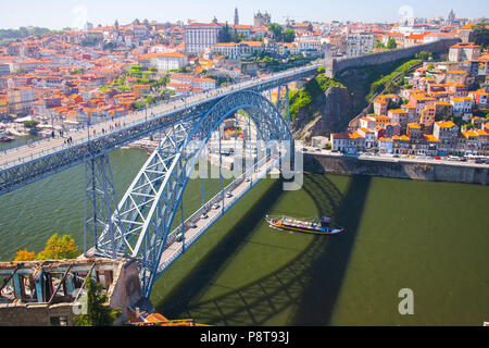 Die Dom Luis Brücke über den Fluss Douro, erbaut im Jahre 1886, und die Verknüpfung von Porto und Vila Nova de Gaia auf zwei Ebenen Stockfoto