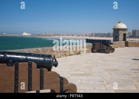 Paguera Beach, Oporto, Portugal, vom Castelo do Queijo. Von Porto main Surf Beach Stockfoto