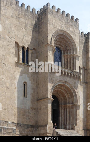 Die wichtigsten, Festung, Eingang zum alten romanischen Kathedrale (13. Jahrhundert), in Coimbra, Portugal Stockfoto