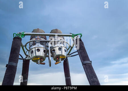 Heißluftballons Gasbrenner auf blauen Himmel. Ballonfahren. Vorbereitung Fliegen. Ballon Motor. Stockfoto