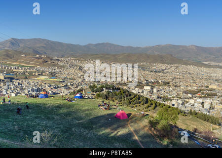 Sanandaj, Iran - April 2, 2018: Blick von Sanandaj Stadt von Abidar Park. Provinz Kurdistan Stockfoto