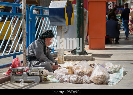 Sanandaj, Iran - April 2, 2018: Iranische älteren Mann verkauft Muttern auf der Straße in der Nähe des Basars. Provinz Kurdistan Stockfoto