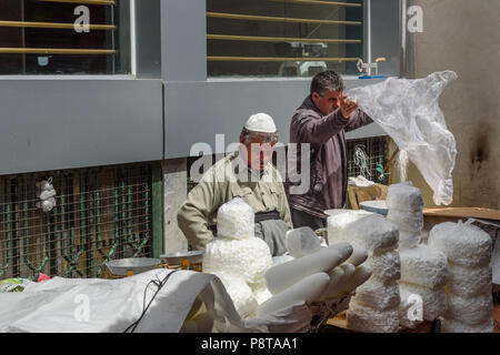 Sanandaj, Iran - 3. April 2018: Die iranischen Mann stürzt Zucker Kegel für Verkauf im Basar. Provinz Kurdistan Stockfoto