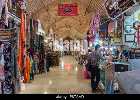 Sanandaj, Iran - 3. April 2018: Die iranischen Menschen gehen am Basar. Provinz Kurdistan Stockfoto