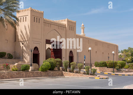 Tor und Wände am Eingang in Nizwa, Oman Souk Stockfoto