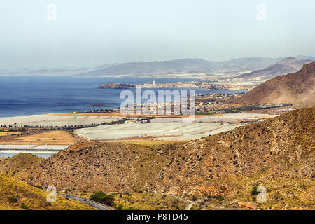 Blick auf Isla Plana Richtung Puerto de Mazarrón von Cuestas del Cedacero - Murcia, Spanien, Juli 2018 Stockfoto