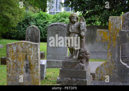 Verwitterte Grabsteine aus dem 17. Jahrhundert auf einem Kirchfriedhof in Edenton, North Carolina. Stockfoto