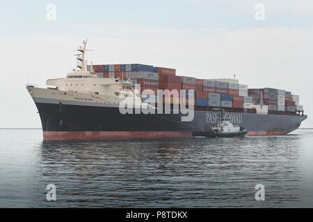 Die Vintage PASHA HAWAII (ehemalige Horizont Linien), Containerschiff, HORIZON RELIENCE, Eingabe der wichtigste Kanal in Los Angeles, Kalifornien, USA. Stockfoto