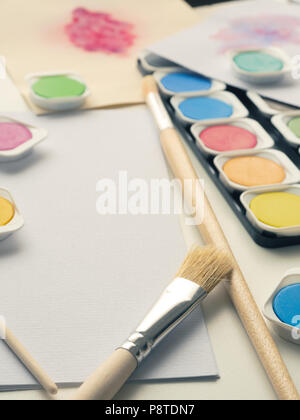 Satz von Aquarell malen, Kunst Pinsel und Papier auf einem Schreibtisch Stockfoto