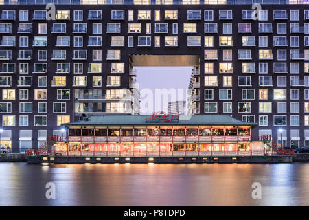 Lotus Chinesische schwimmende Restaurant und Baltimore Wharf nachts aus der gesamten inneren Millwall Dock, Canary Wharf, London, Lit Stockfoto