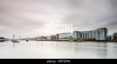 Lange Belichtung Blick von Battersea Bridge in Richtung Albert Bridge und Battersea Power Station und der Albion Riverside Gebäude Stockfoto