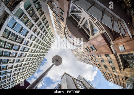 Weitwinkelaufnahme suchen Bei Bürogebäuden in London Stockfoto