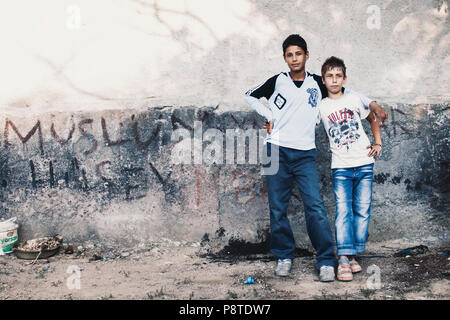 Porträt von zwei Armen gypsy romani Teenager vor einer Wand im Ghetto. Stockfoto