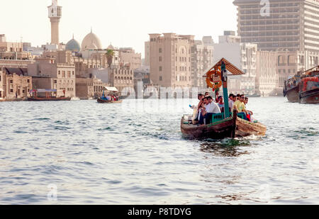 Passagiere in einem Wassertaxi über den Dubai Creek in Abra Dock Stockfoto