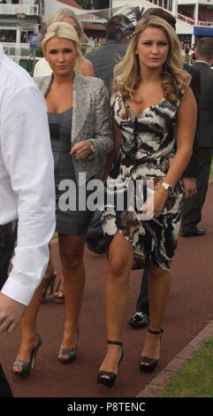 Chester, UK Sam und Billie Faiers besuchen Chester Rennen Ladies Day credit Ian Fairbrother/Alamy Stockfotos Stockfoto