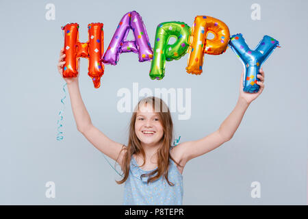 Fröhliches Mädchen mit Luftballons geburtstag Buchstaben Stockfoto