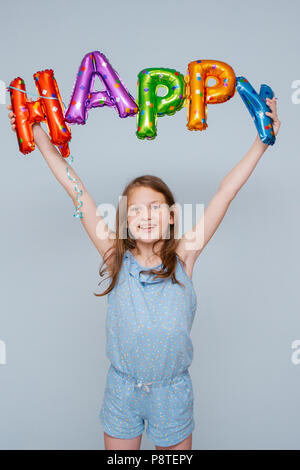 Fröhliches Mädchen mit Luftballons geburtstag Buchstaben Stockfoto