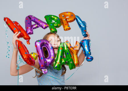 Fröhliches Mädchen mit Luftballons geburtstag Buchstaben Stockfoto
