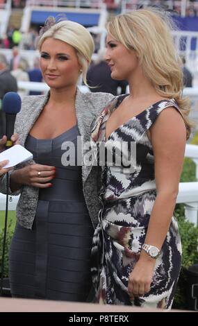 Chester, UK Sam und Billie Faiers besuchen Chester Rennen Ladies Day credit Ian Fairbrother/Alamy Stockfotos Stockfoto